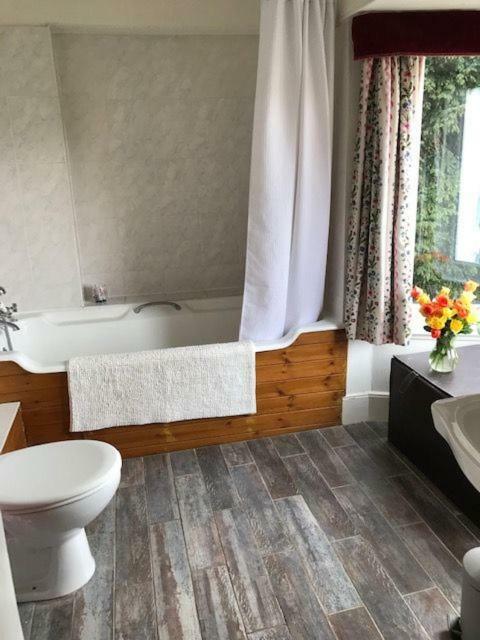 West End Lodge Ишър Екстериор снимка